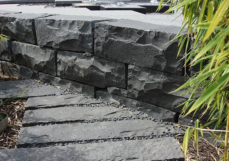 Natursteinmauer aus Vietnam Basalt 