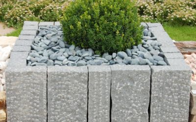Alleskönner in der Gartengestaltung: Granit Stelen