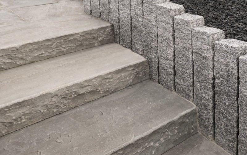 Palisaden aus Granit an einer Treppe