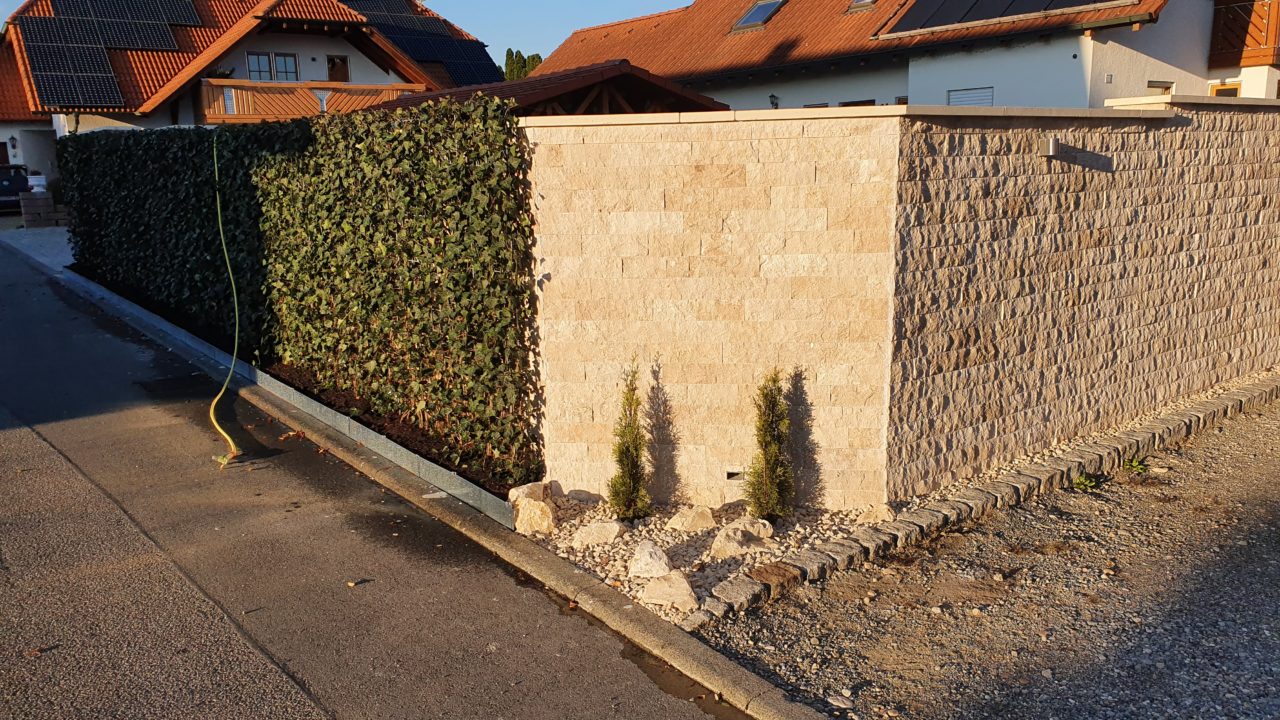 Natursteinverblender Gartenmauer