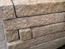 Granit Gelb 082 gestockt Palisade 12x12x50 cm gelb