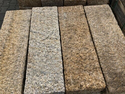 Granit Gelb 082 gestockt Randstein Stele 10x25x100 cm gelb