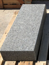 Attika Grey Gabbro geflammt & gebürstet Blockstufe 15x35x100 cm dunkelgrau