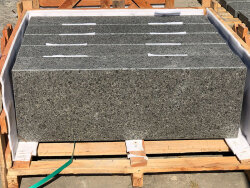 Attika Grey Gabbro geflammt &amp; geb&uuml;rstet Blockstufe 15x35x75 cm dunkelgrau