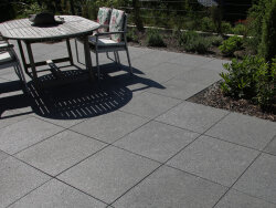 Attika Grey Gabbro geflammt & gebürstet Platte 60x60x3 cm dunkelgrau