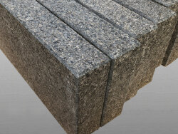 Attika Grey Gabbro geflammt & gebürstet Randstein 8x25x50 cm dunkelgrau