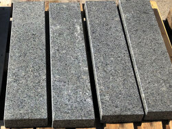 Attika Grey Gabbro geflammt &amp; geb&uuml;rstet Randstein 8x25x75 cm dunkelgrau