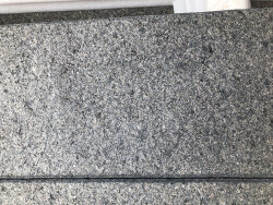 Attika Grey Gabbro geflammt &amp; geb&uuml;rstet Randstein 8x25x125 cm dunkelgrau