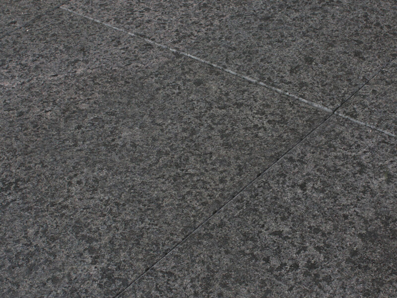 Attika Grey Gabbro geflammt & gebürstet Platte 60x90x3 cm dunkelgrau