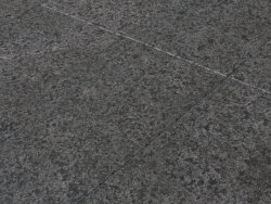 Attika Grey Gabbro geflammt & gebürstet Platte 60x90x3 cm dunkelgrau