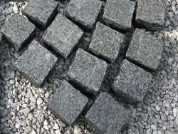 Attika Grey Gabbro geflammt & gebürstet 1 Tonne Pflastersteine 9x9x8 cm dunkelgrau