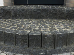 Indien Kerala Basalt spaltrau Palisade 12x12x35 cm schwarz