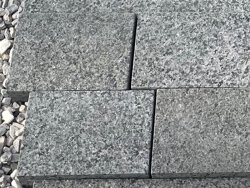 Attika Grey Gabbro geflammt & gebürstet Pflasterplatte 21x14x6 cm dunkelgrau