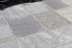 Kalahari Black spaltrau Sandstein Platte 60x60x2,5 cm grau