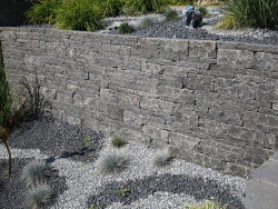 Kerala Basalt getrommelt Mauerstein 10x20x30-50 cm dunkelgrau