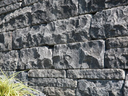 Kerala Basalt getrommelt Mauerstein 10x20x30-50 cm dunkelgrau