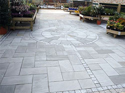 Terrassenplatten aus Autumn Grey Sandstein im Format 60x90 cm